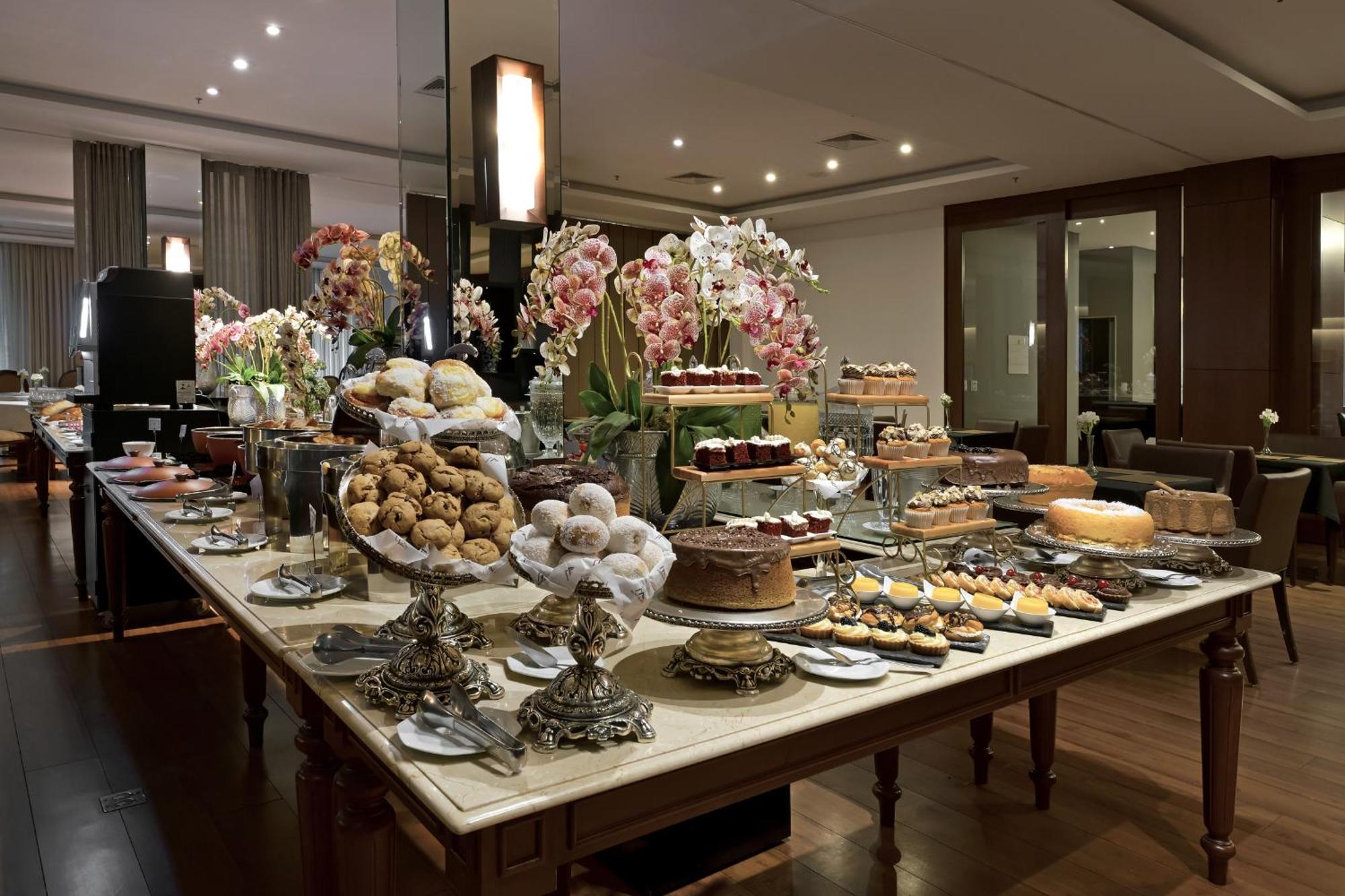 Hotel Mont Blanc Premium Ribeirão Preto Exterior foto A dessert table at a wedding reception