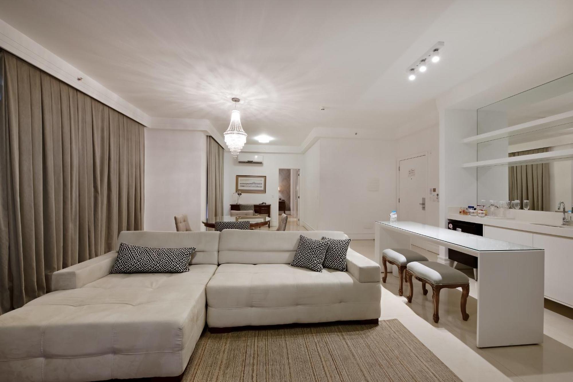 Hotel Mont Blanc Premium Ribeirão Preto Habitación foto A living room with a wet bar