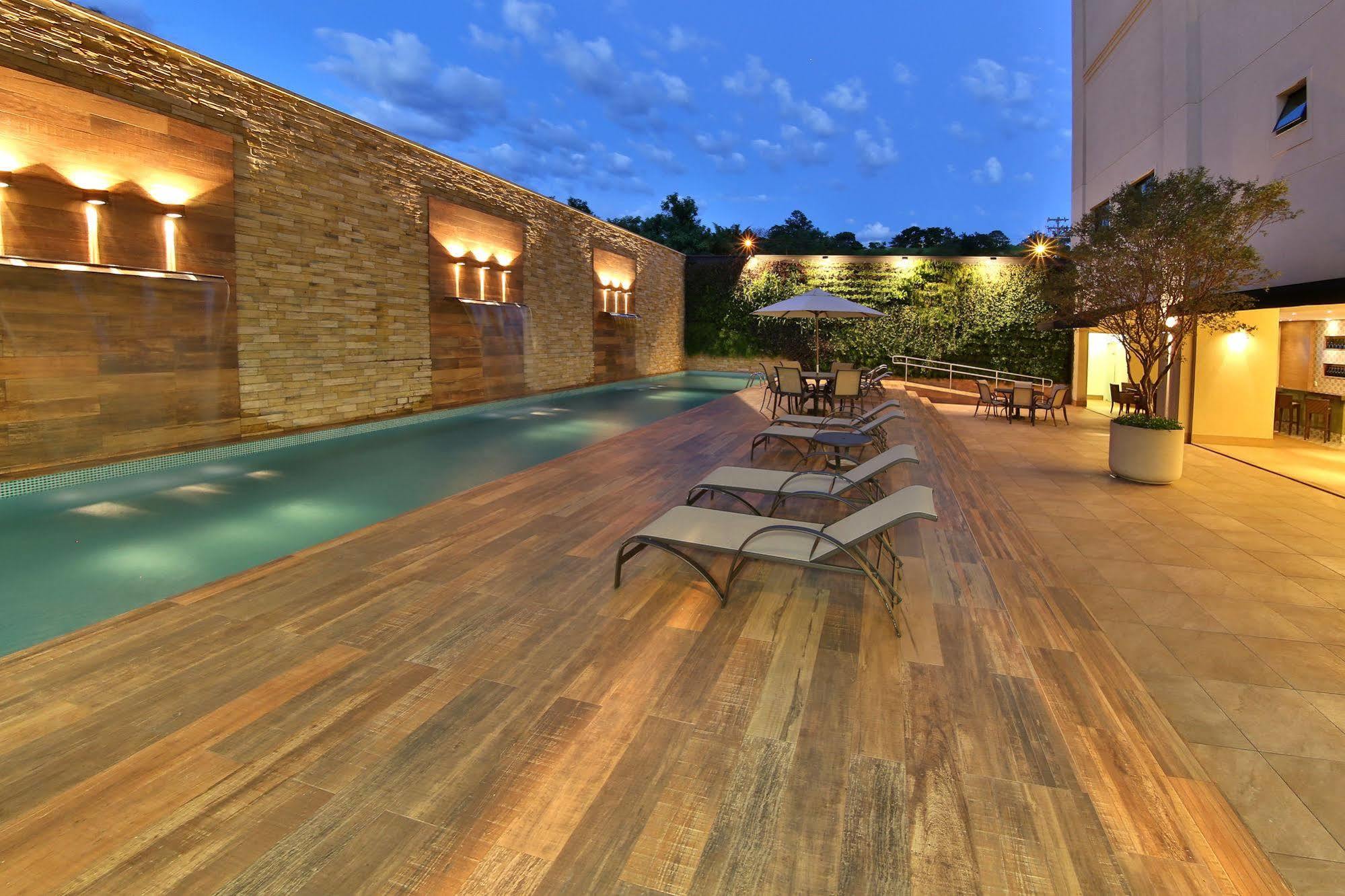 Hotel Mont Blanc Premium Ribeirão Preto Exterior foto The pool at the hotel